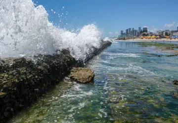 As formações rochosas absorvem até 96% do impacto das ondas. Foto: Fernando Frazão/Agência Brasil