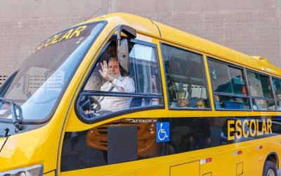 Na Bahia, Lula anuncia recursos para novas creches e mais ônibus escolares