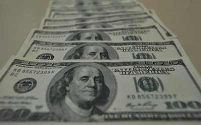 Dólar cai para R$ 6,02 e atinge menor valor em mais de um mês