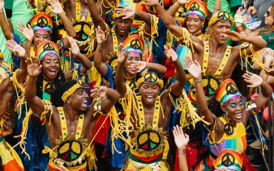 Olodum desfila riqueza musical, cultural e alegórica no Pelourinho