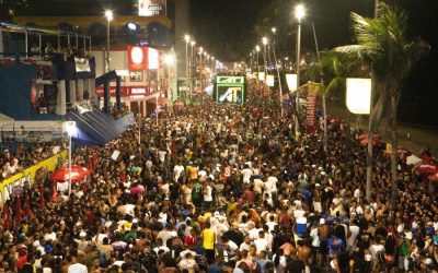 Pipoca do Kannário lota Farol da Barra no 2º dia do Carnaval de Salvador