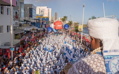 Tapete Branco dos Filhos de Gandhy toma conta do Circuito Barra-Ondina no penúltimo dia do Carnaval